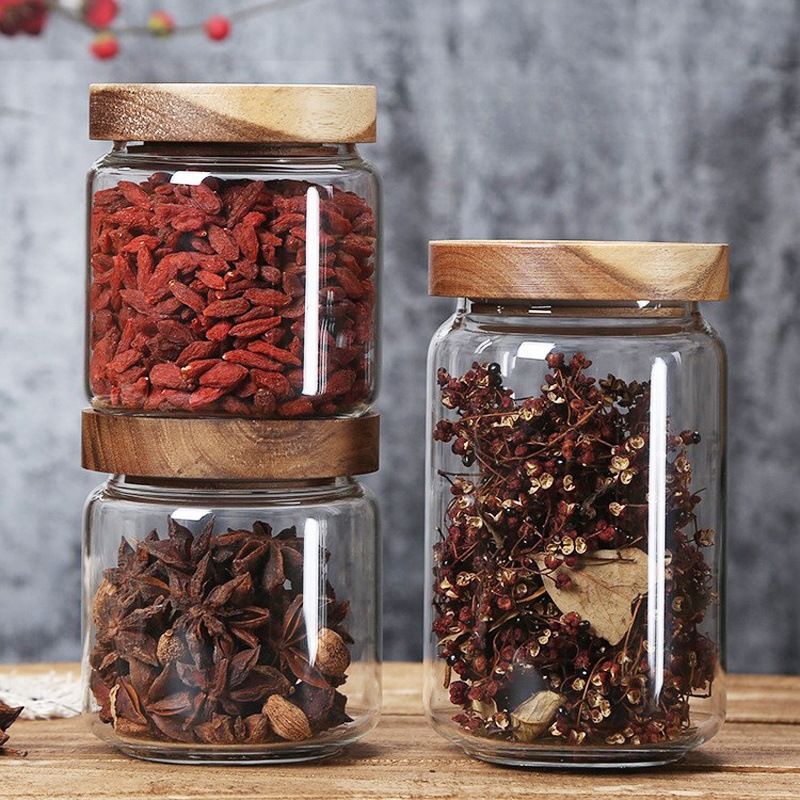 Bocaux hermétiques en verre remplis de produits secs