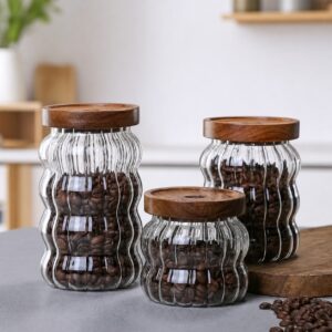 Bocaux striés en verre avec couvercles en bois