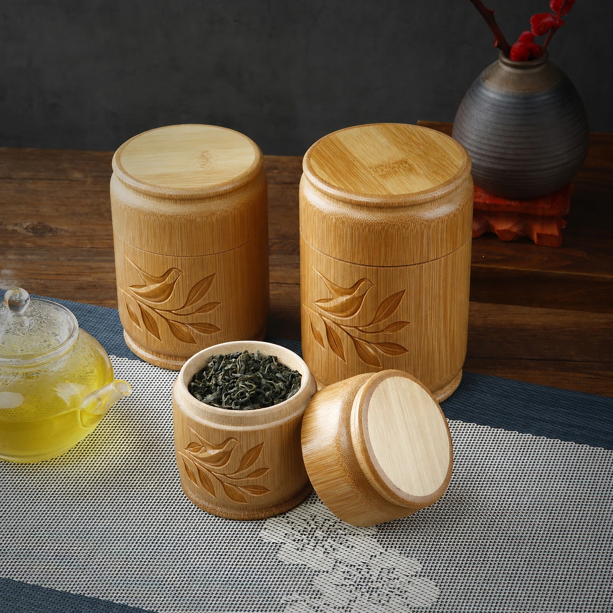 Trois boîtes à thé cylindriques en bambou sculpté