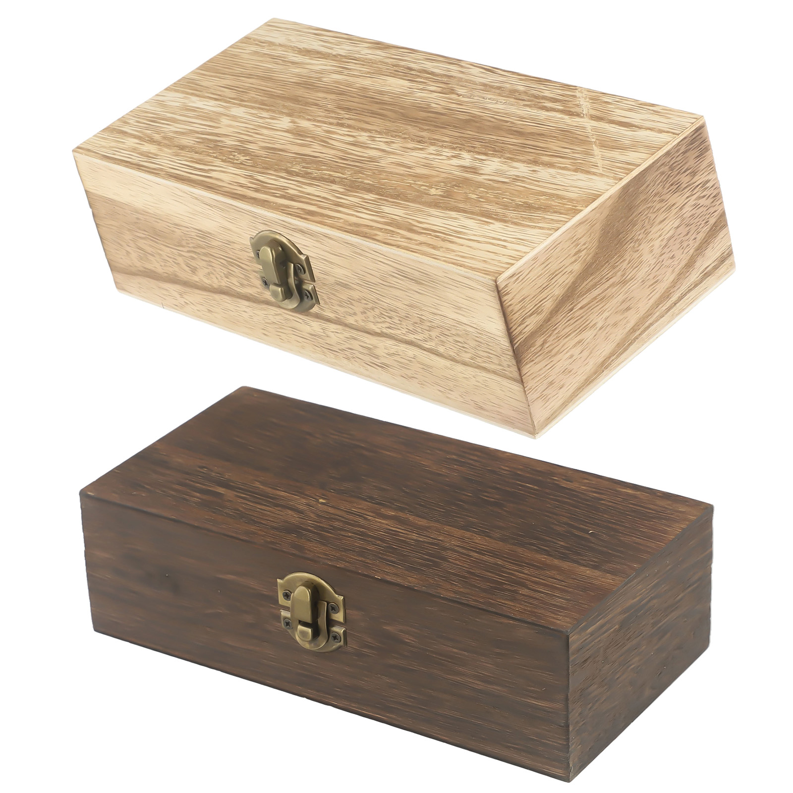 Coffret en bois clair posé sur une surface en bois