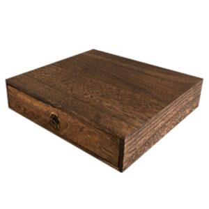 Boîte à thé vintage en bois fermée avec fermoir