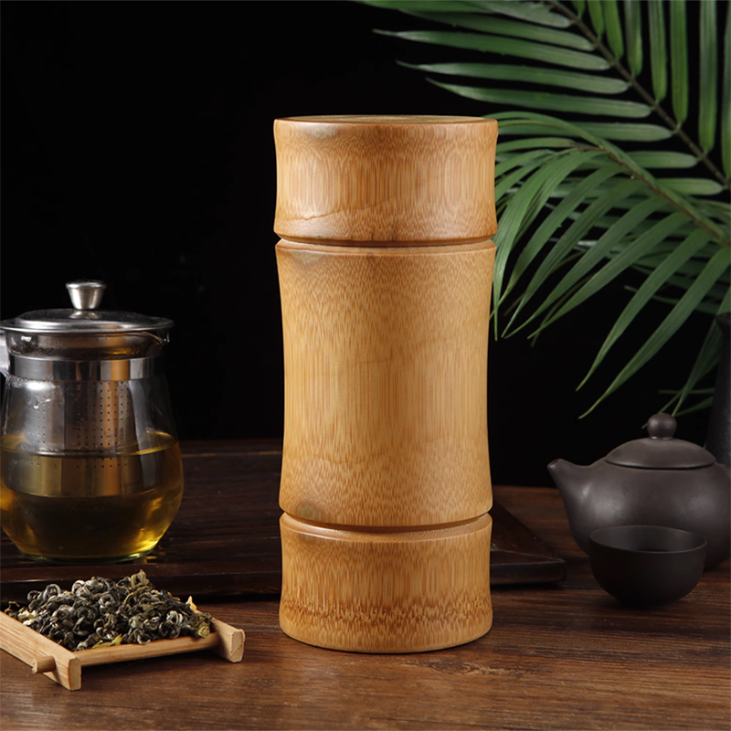 Caddie cylindrique en bambou dans un décor de dégustation