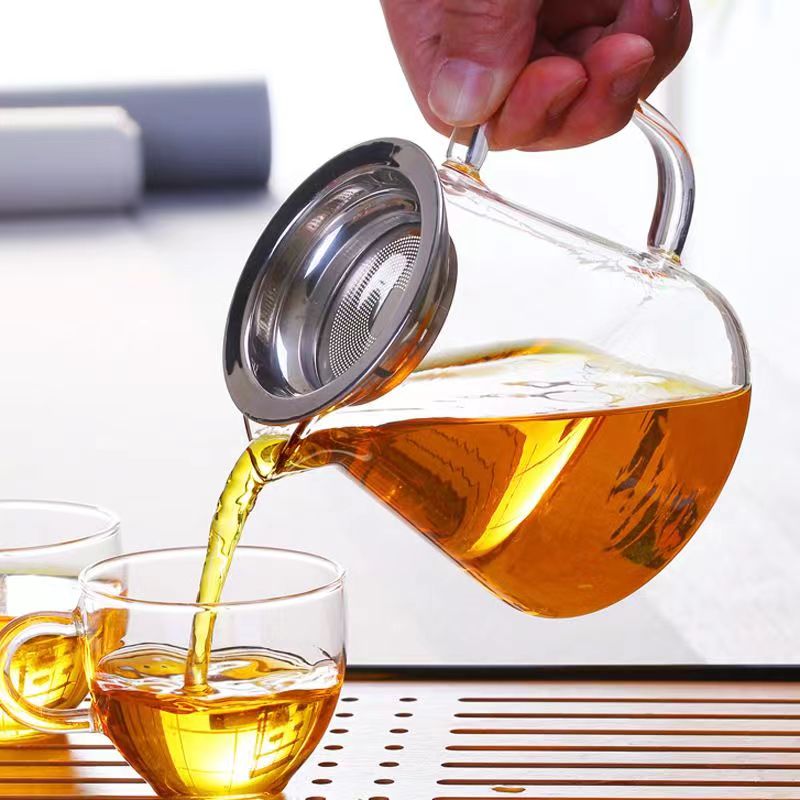 Versement du thé depuis le cha hai en verre