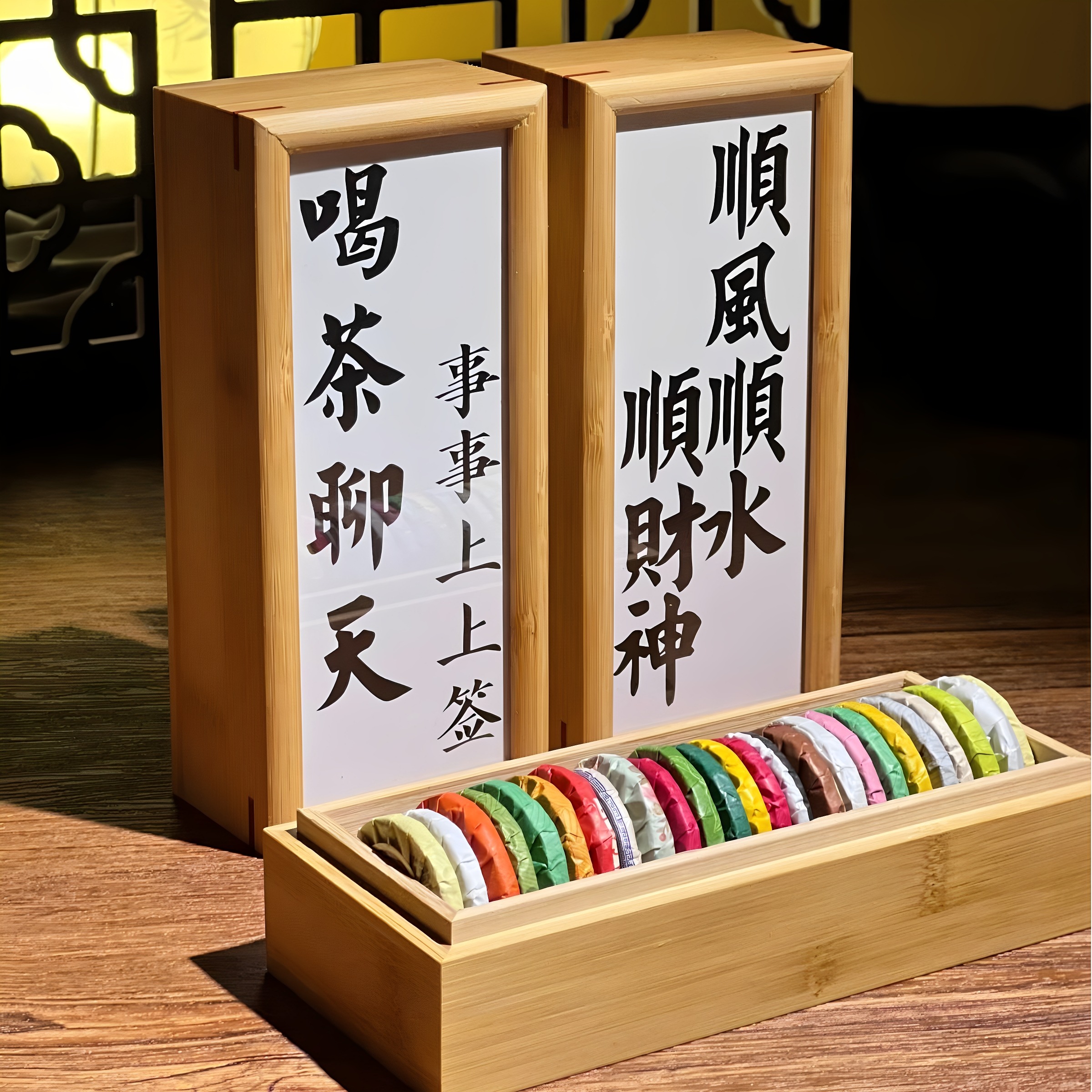Coffret de thés pu-erh ouvert posé près d'une théière