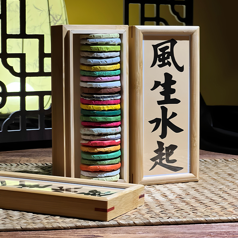 Coffret en bois de portions de thé pu-erh présenté sur une table