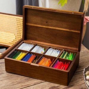 Coffret à thé en acacia ouvert avec huit compartiments