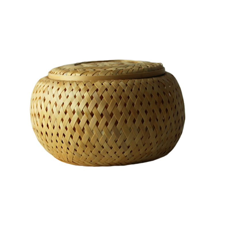 Coffret à thé tressé fermé posé sur une table