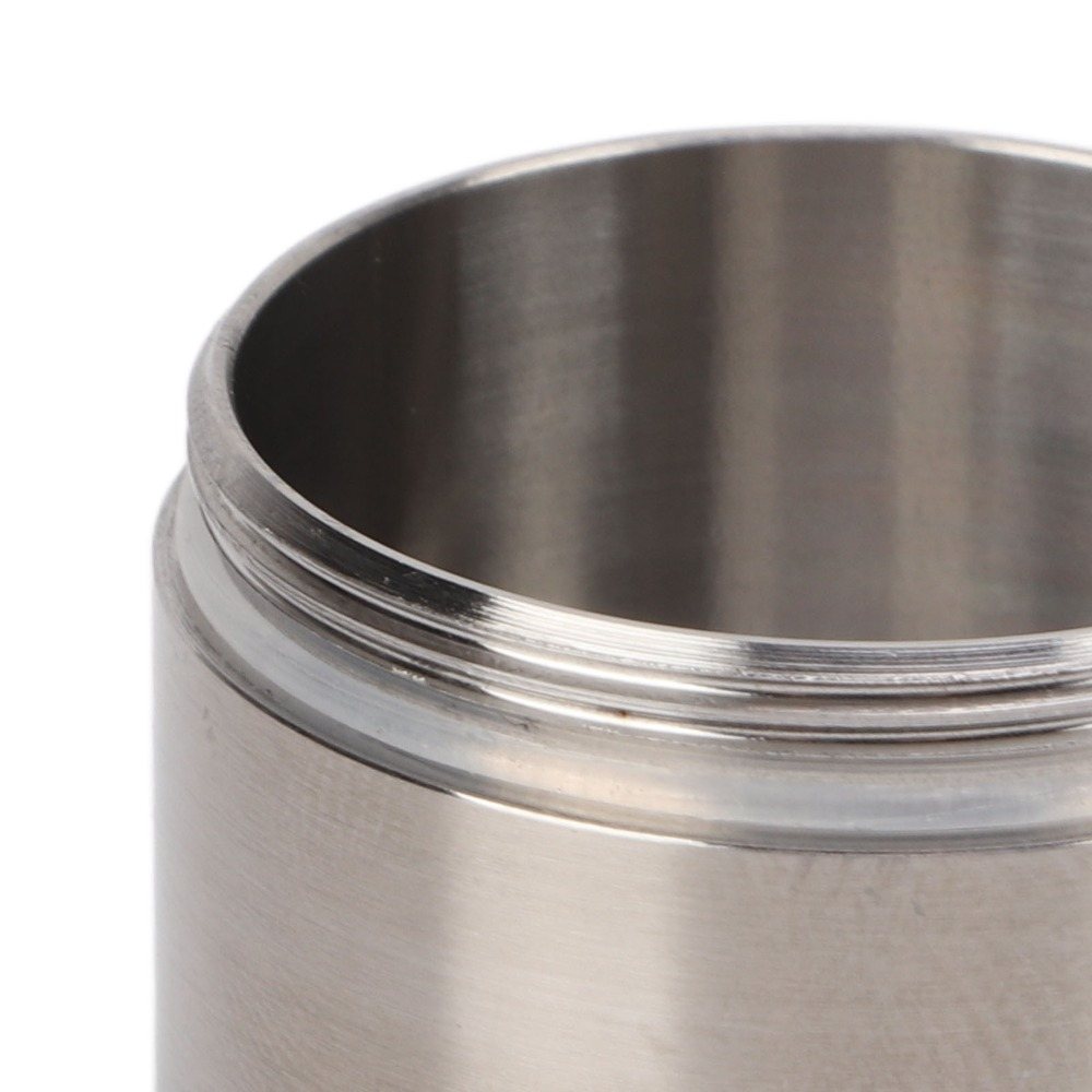 Intérieur propre et métallique de l’étui à thé inox