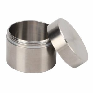 Étui à thé argenté en inox ouvert avec son couvercle vissé