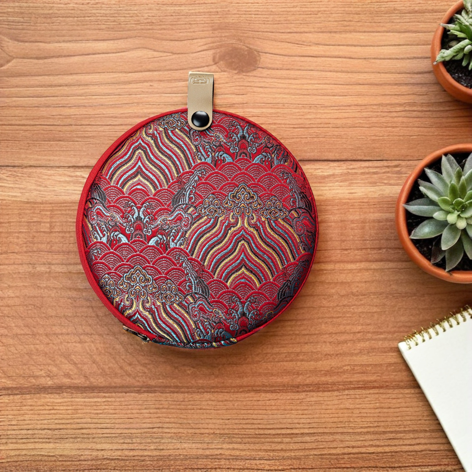 Étui textile pour pu-erh posé sur une table en bois