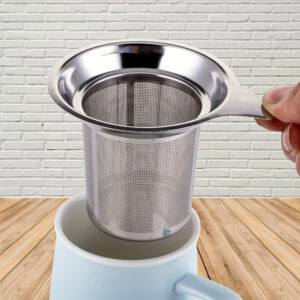 Filtre à thé en inox placé dans une tasse