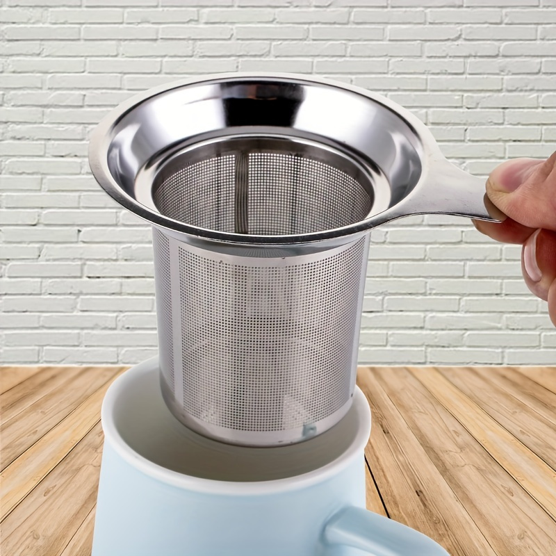 Filtre à thé en inox placé dans une tasse
