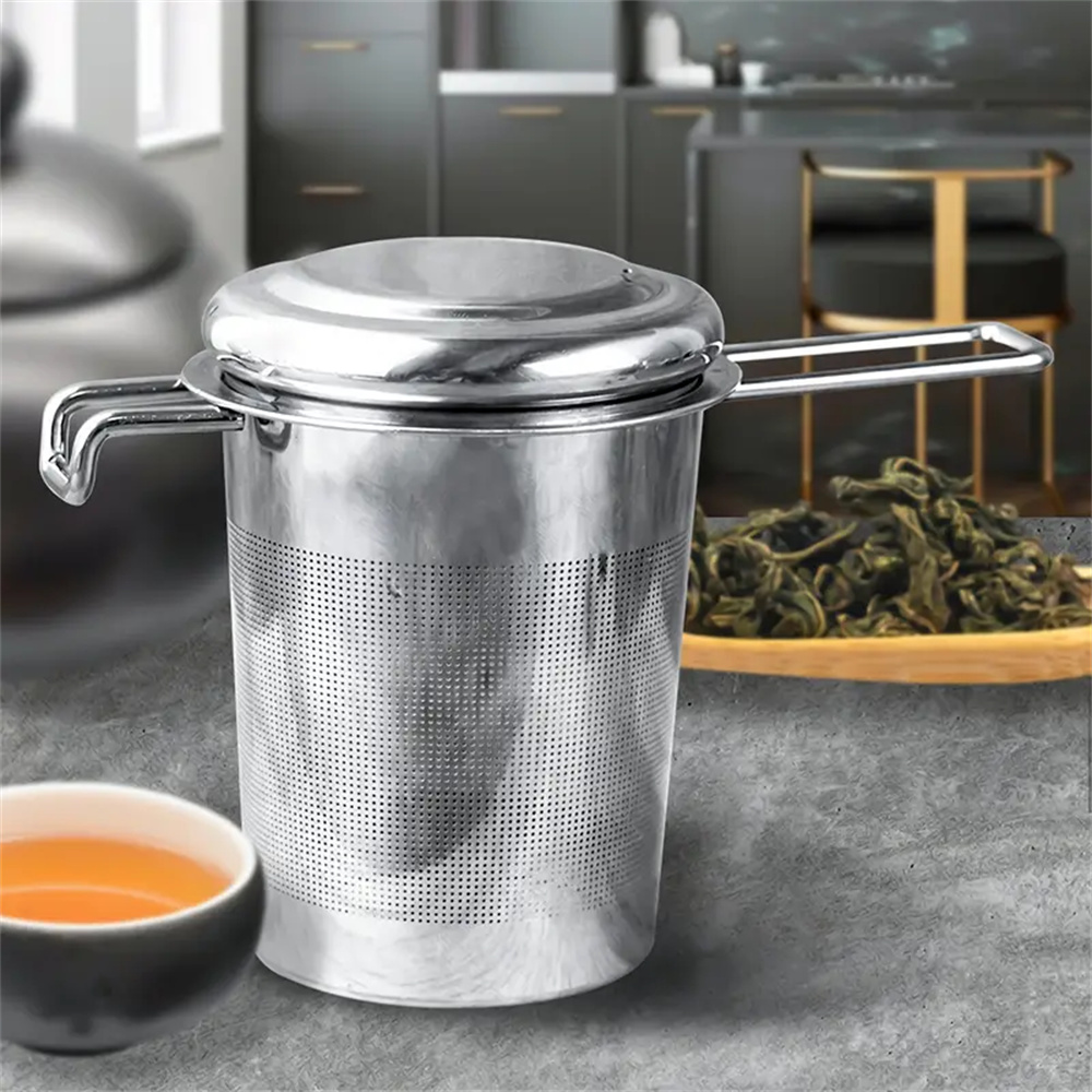 Filtre à thé en acier posé dans une tasse
