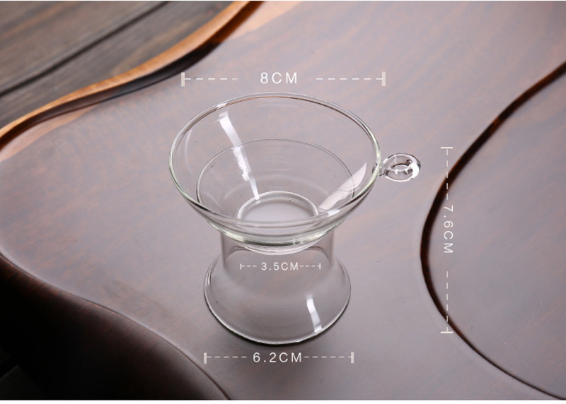 Filtre en verre posé sur une tasse