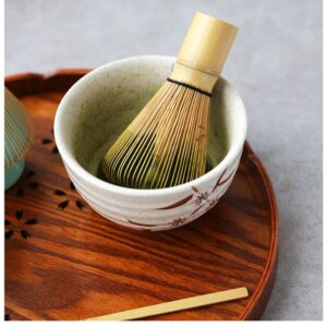 Fouet à matcha en bambou dans un bol