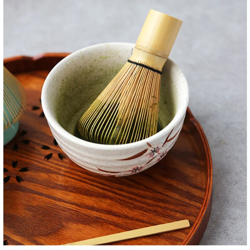 Fouet à matcha en bambou dans un bol