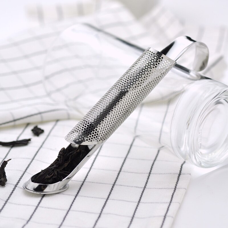 Infuseur tube inox rempli de feuilles de thé