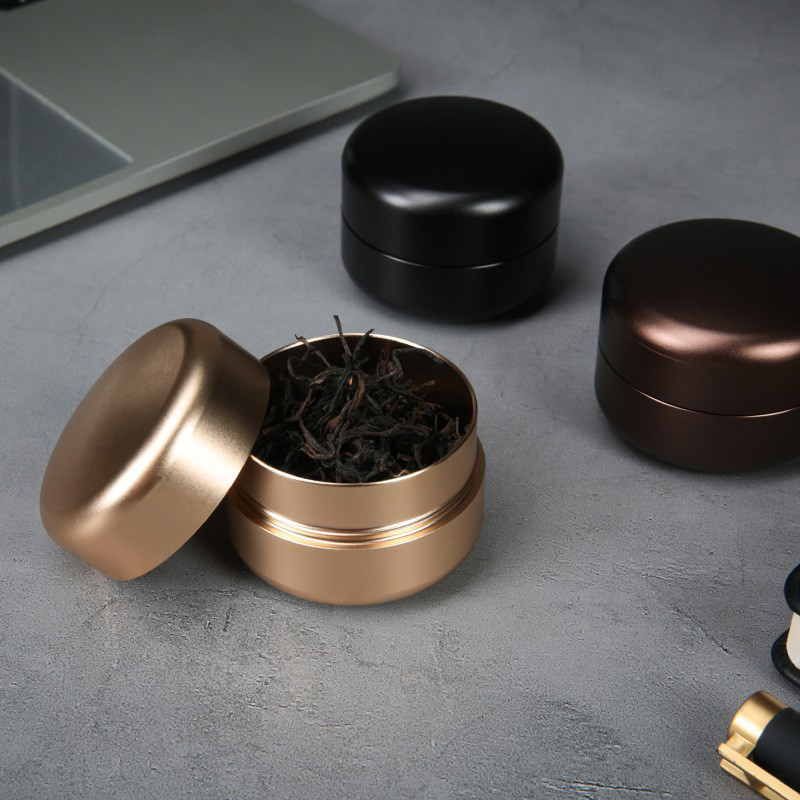 Mini boîte aluminium ouverte avec feuilles de thé