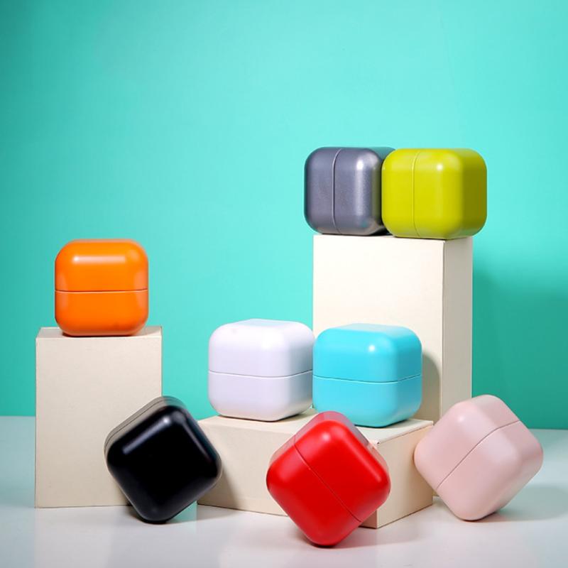 Petites boîtes métalliques ouvertes pour le thé