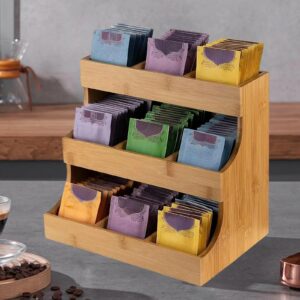 Présentoir en bambou à trois niveaux rempli de sachets de thé colorés