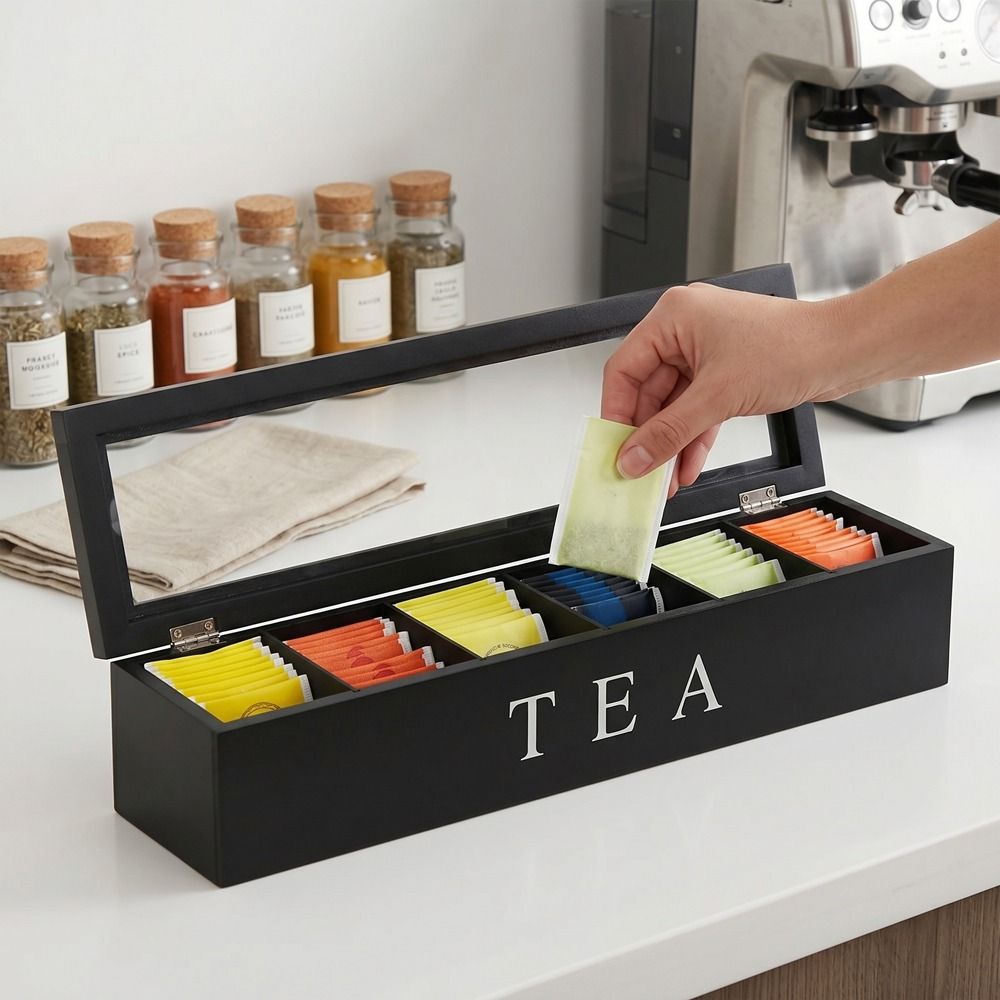 Organiseur noir de sachets de thé près d’une machine à café