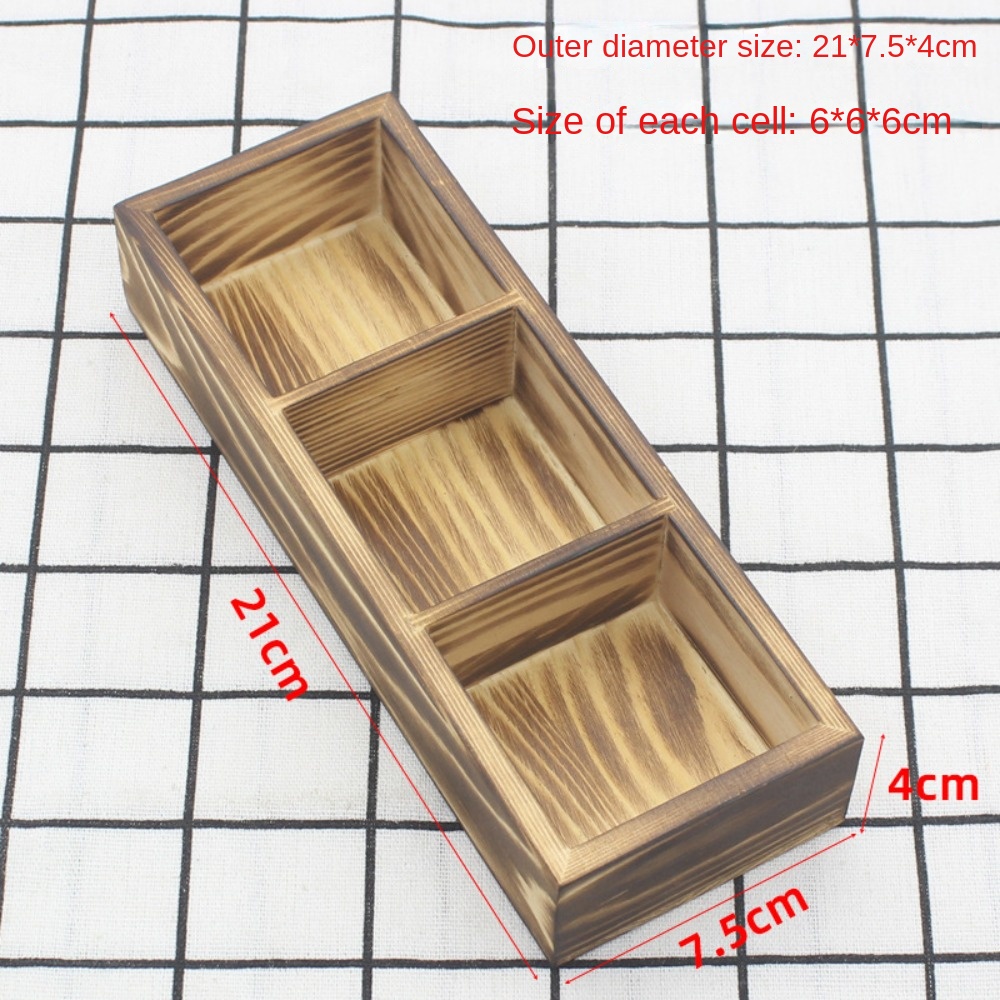 Détail des compartiments de l'organiseur en bois teinté