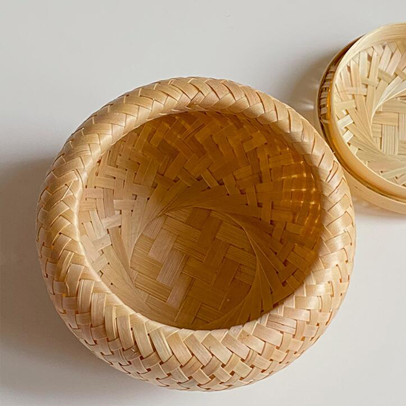 Intérieur du panier à thé tressé