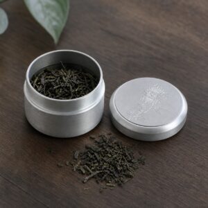 Petite boîte à thé nomade en aluminium avec relief floral