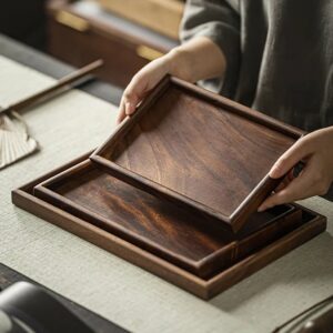 Plateau de service en bois brun à rebord haut