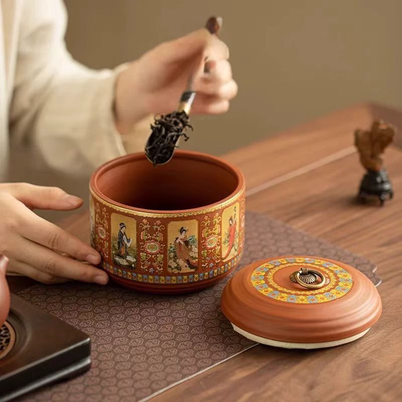 Pot à thé ouvert avec des feuilles