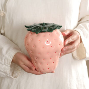 Pot à thé en céramique rose forme fraise