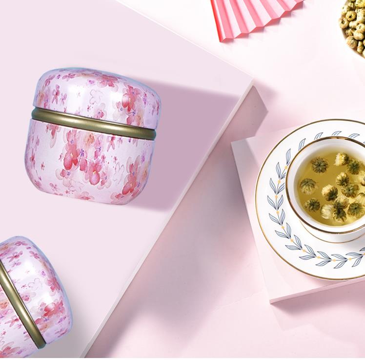 Pot à thé fleuri posé près d'une tasse