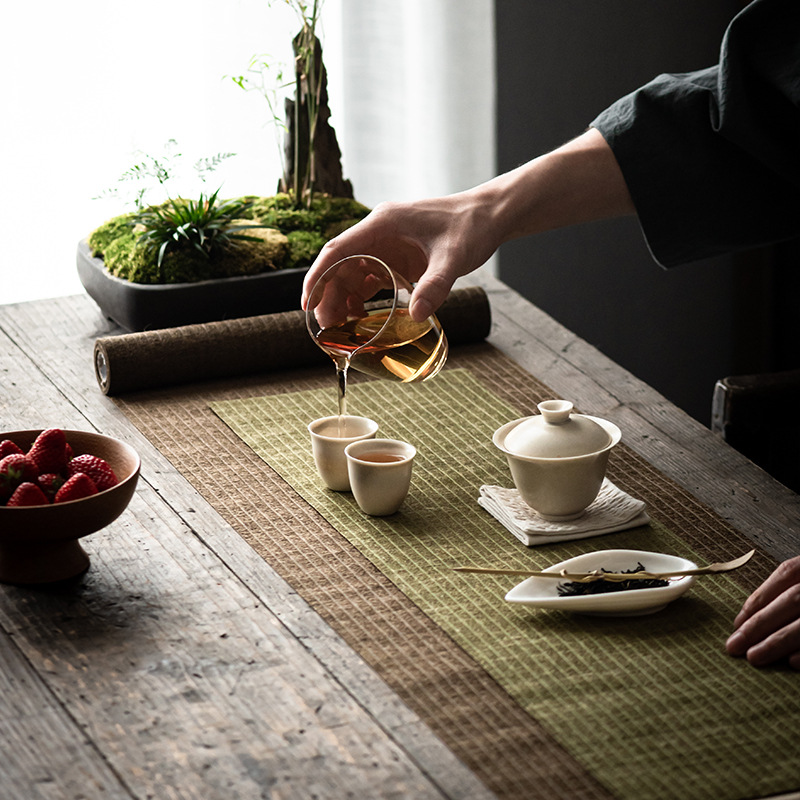 Tapis de thé en lin déroulé sur une table