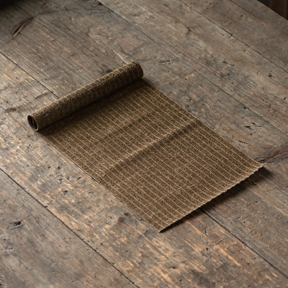 Tapis à thé en lin déroulé sur une table