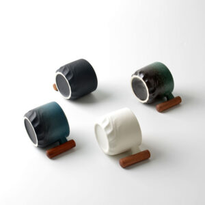 Tasses en céramique avec manches en bois