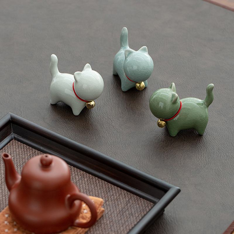 Figurines chat en céramique sur un plateau