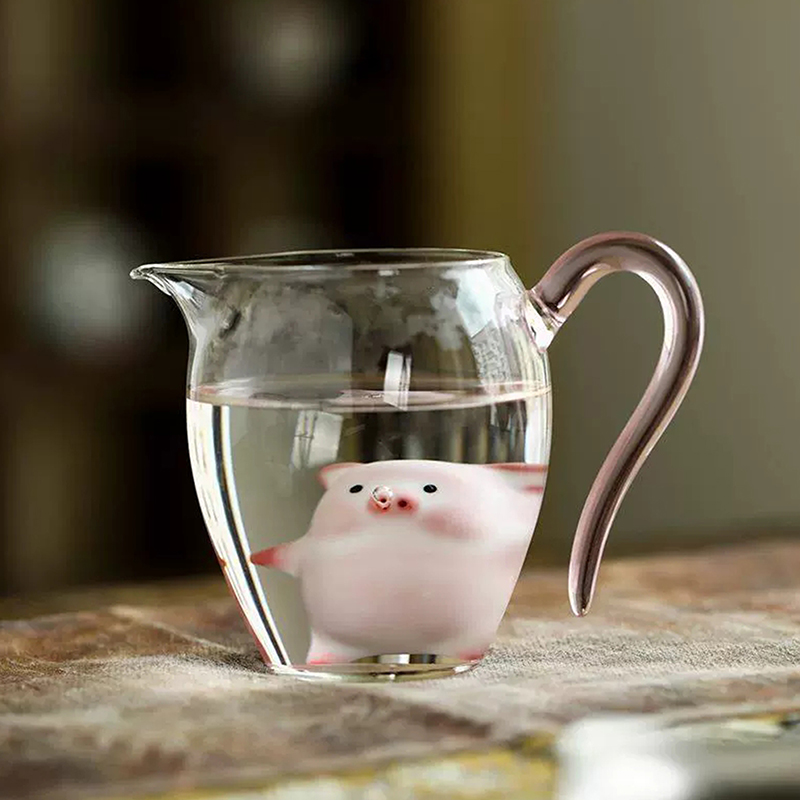 Tea pet cochon rose dans une carafe