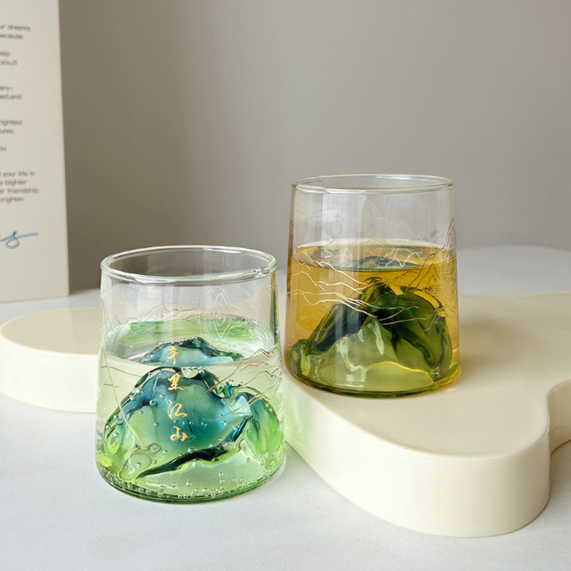 Verres décoratifs transparents avec thé