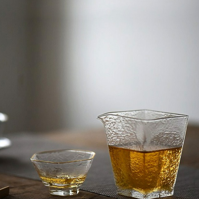 Thé ambré dans un verre transparent japonais