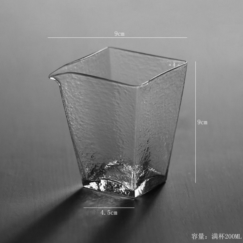 Verre à infusion posé sur un plateau