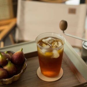 Verre ondulé rempli de thé glacé