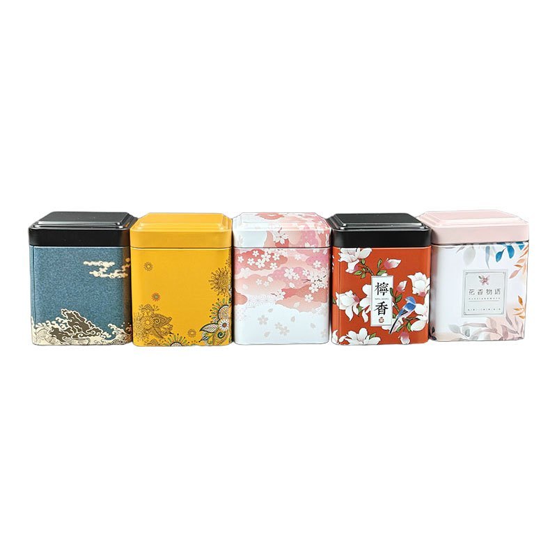 Collection de petites boîtes carrées illustrées en plusieurs coloris
